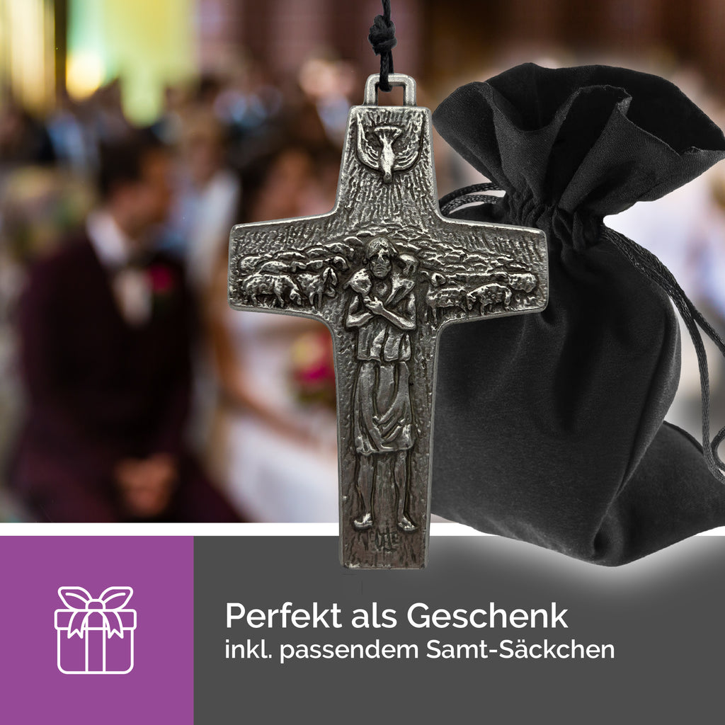 Detailansicht des Kreuzanhängers mit Hirte und Schaf als italienisches Relief in handwerklicher Verarbeitung