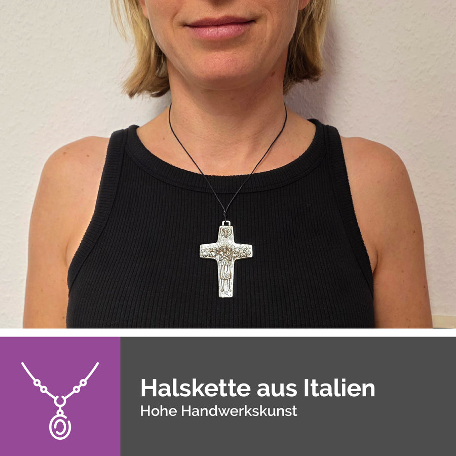Pendentif croix avec motif du berger, porté comme signe de foi au quotidien et pendant les moments de recueillement