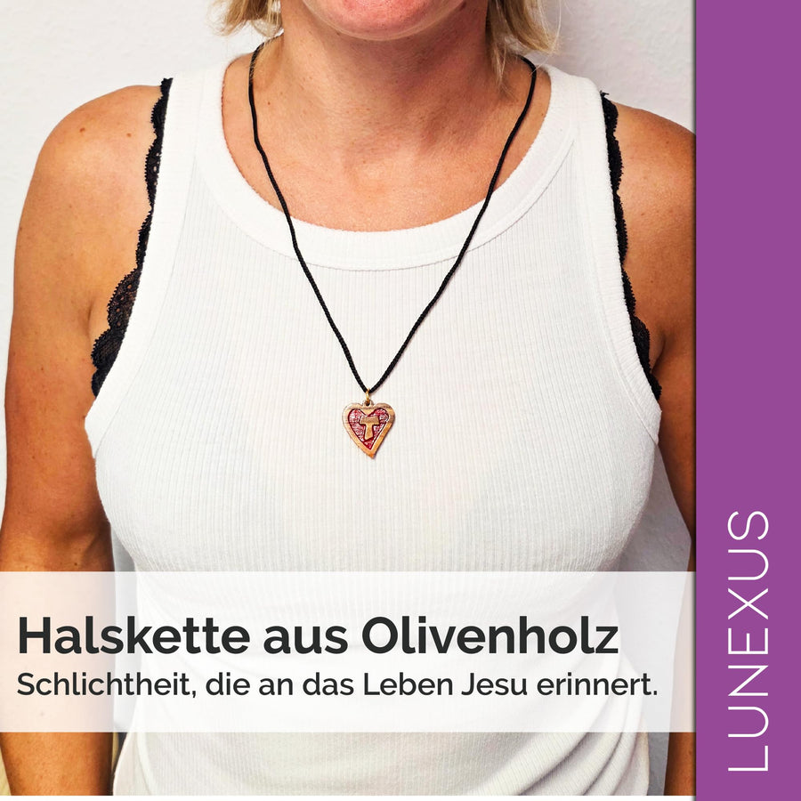 Collar de madera de olivo corazón con cruz tau – hecho a mano en Belén – vista 6