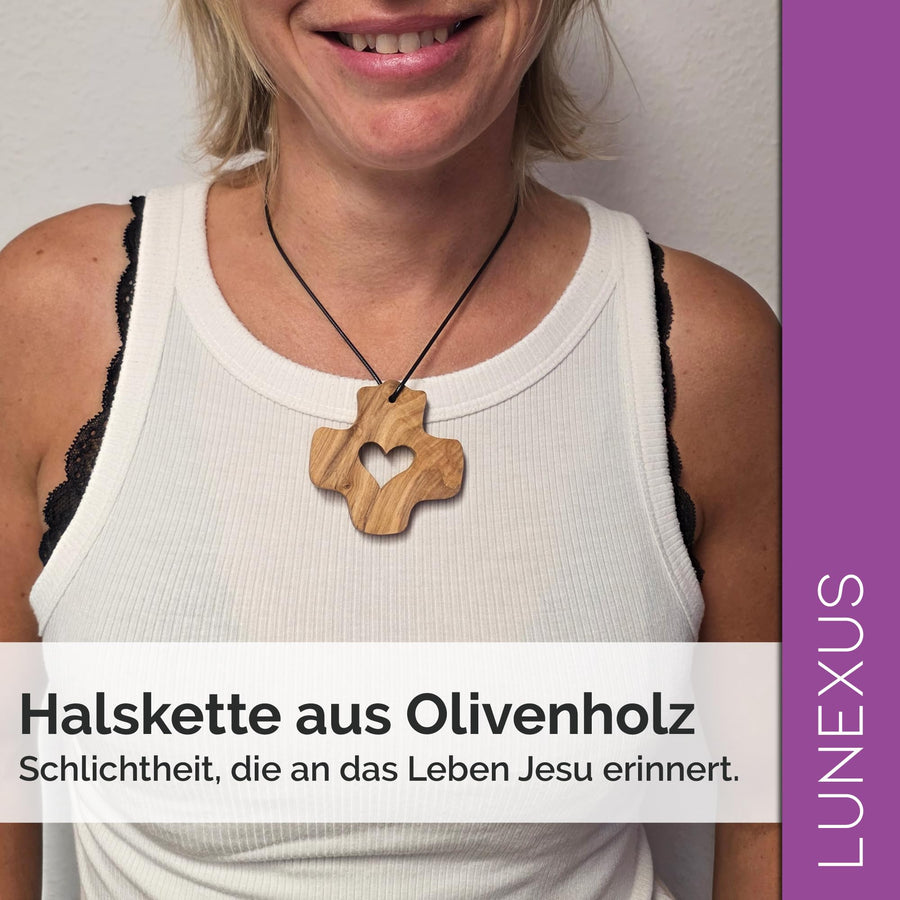 Collana in legno d'ulivo con croce e cuore – 6,5 cm – realizzata a mano a Betlemme – indossata