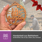 Handwerkliche Fertigung des Olivenholzanhängers Flucht nach Ägypten in Bethlehem traditionelle Holzschnitzkunst mit Segnung