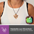 Halskette mit Taubenanhänger Olivenholz getragen als Geschenk zu Taufe und Kommunion