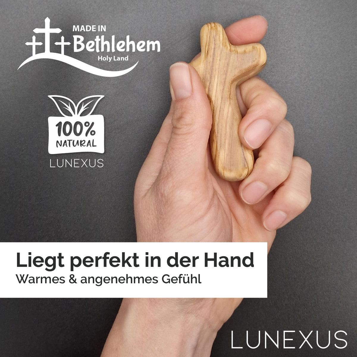 Cruz de consuelo de madera de olivo – hecha a mano en Belén – en la mano