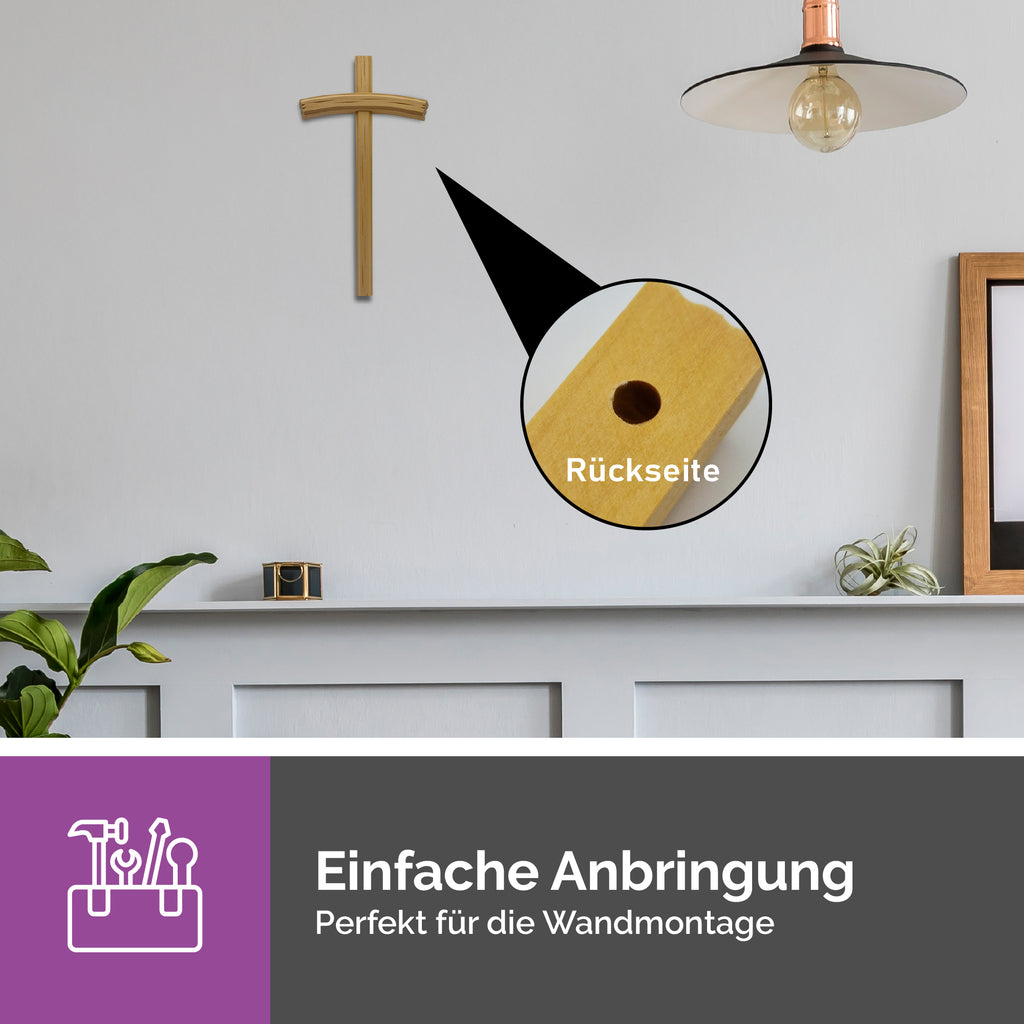 Wandkreuz Lindenholz gesegnet in Wohnraum montiert