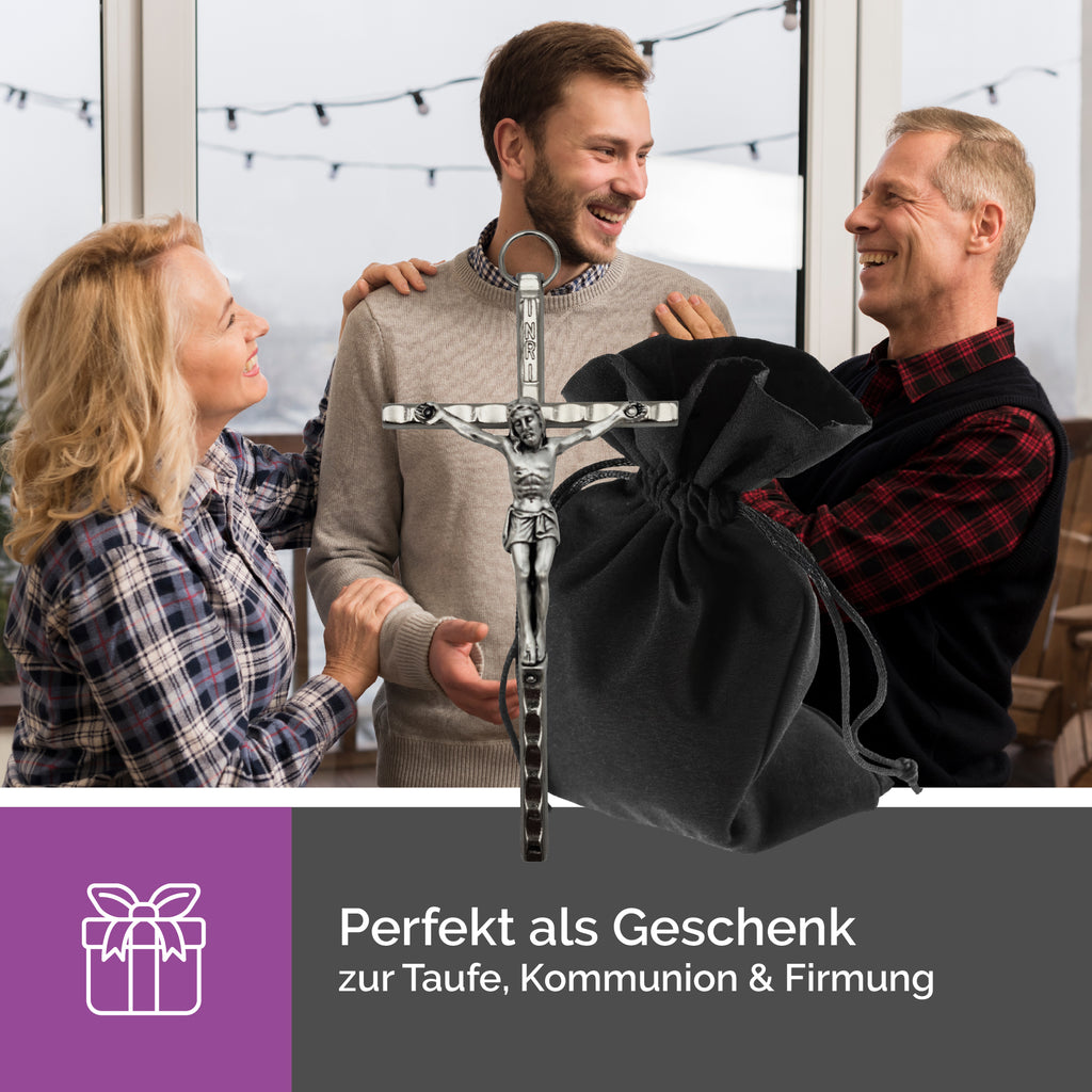 Wandkreuz mit Jesusfigur aufgehängt an Wand christliche Dekoration