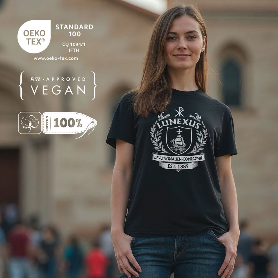 Femme portant le t-shirt noir « Blason LUNEXUS » – t-shirt chrétien classique avec motif de croix historique