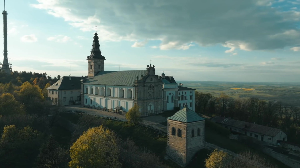 Vue aérienne d’une église de pèlerinage sur une colline, dans la lumière du soir